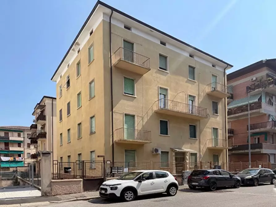 Immagine 1 di Appartamento in vendita  in via merano 10 a Verona