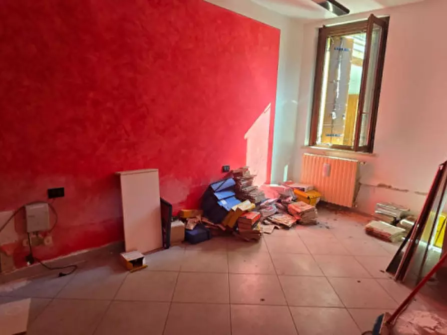Immagine 5 di Negozio in vendita  in Via Cavour a Ostiglia