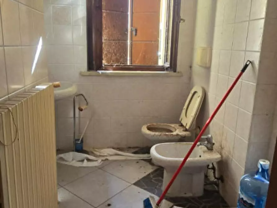 Immagine 9 di Negozio in vendita  in Via Cavour a Ostiglia