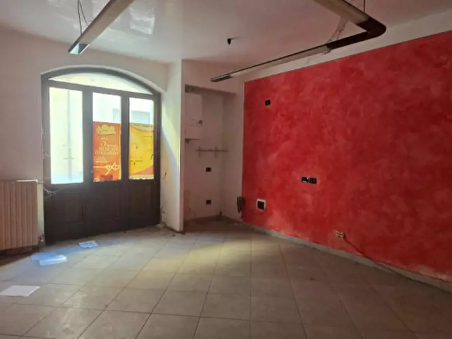 Immagine 10 di Negozio in vendita  in Via Cavour a Ostiglia