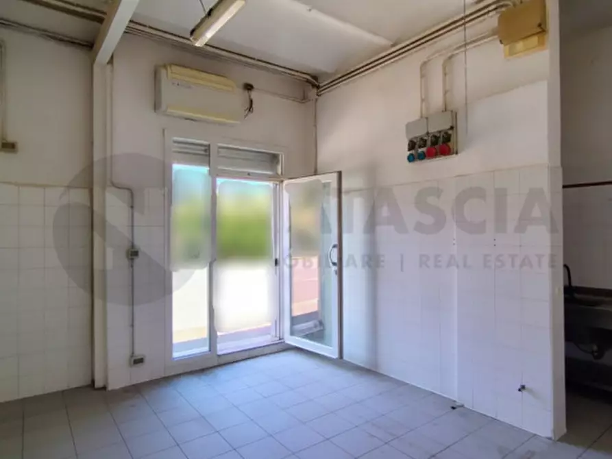 Immagine 4 di Negozio in affitto  in Via Gabriele D'Annunzio a Firenze