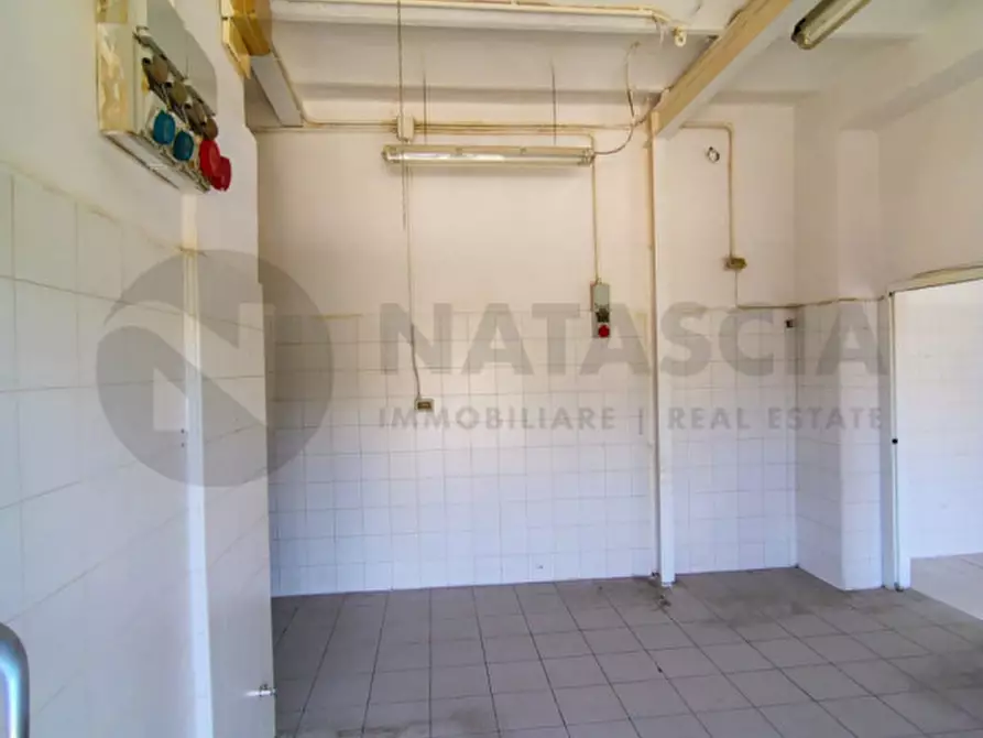 Immagine 10 di Negozio in affitto  in Via Gabriele D'Annunzio a Firenze