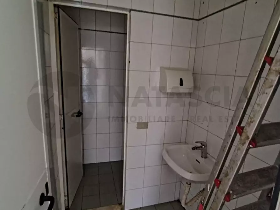 Immagine 13 di Negozio in affitto  in Via Gabriele D'Annunzio a Firenze