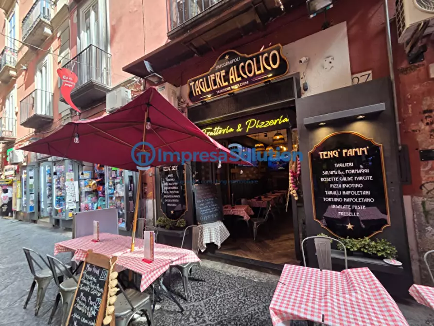Immagine 1 di Attività commerciale in vendita  in Via Domenico Capitelli a Napoli