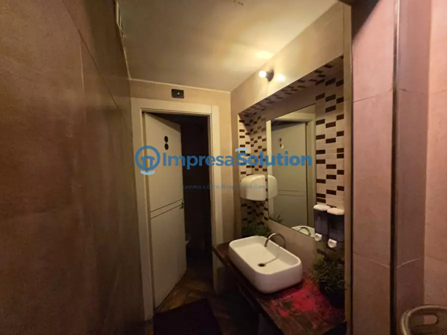 Immagine 13 di Attività commerciale in vendita  in Via Domenico Capitelli a Napoli