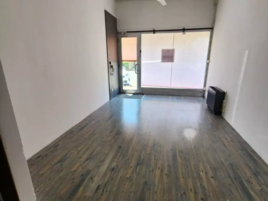 Immagine 1 di Negozio in vendita  in via pitteri a Aviano