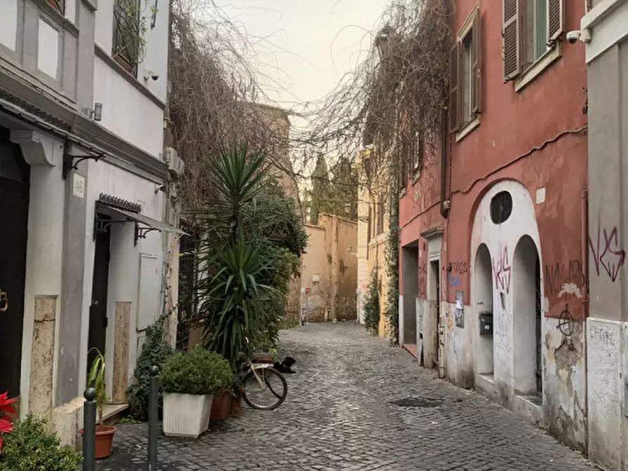 Immagine 15 di Appartamento in vendita  in Via della Paglia a Roma