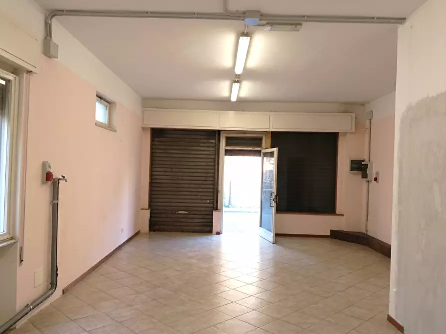 Immagine 3 di Negozio in vendita  in Via Giuseppe Besozzi a Sangiano