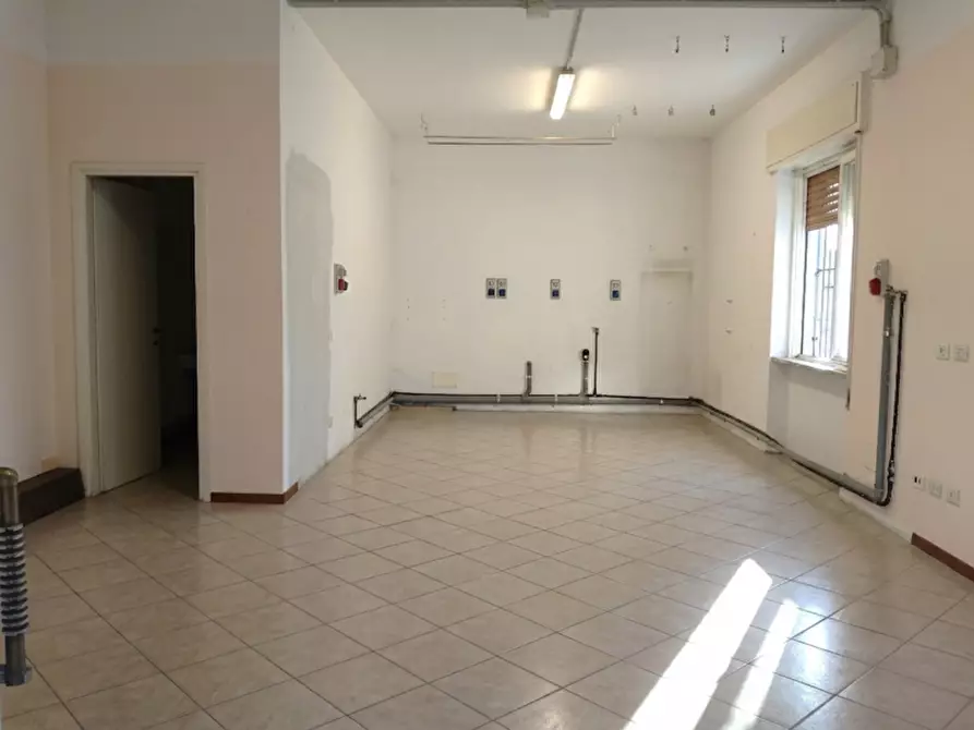 Immagine 7 di Negozio in vendita  in Via Giuseppe Besozzi a Sangiano