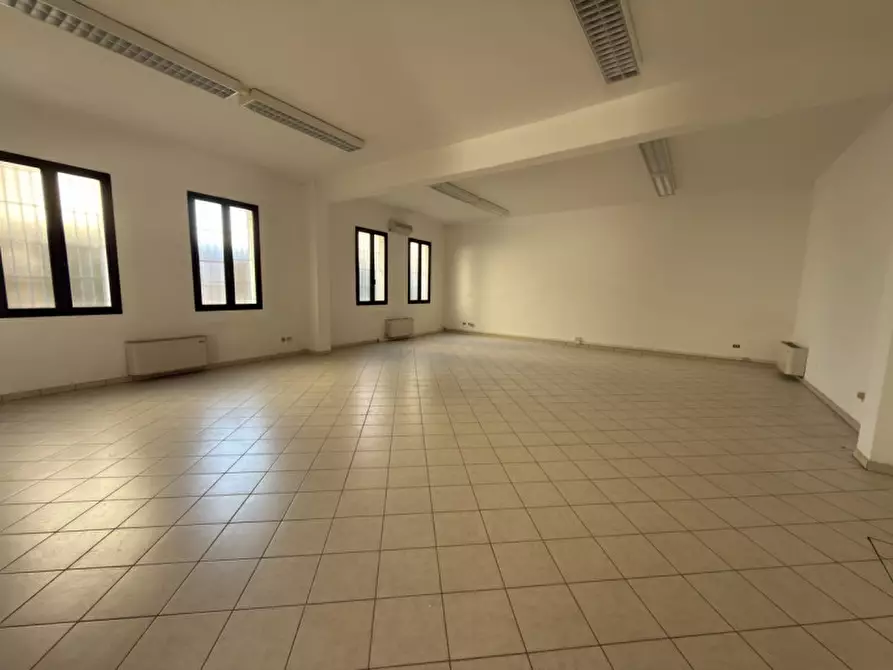 Immagine 2 di Magazzino in affitto  in Via Bravi a Padova