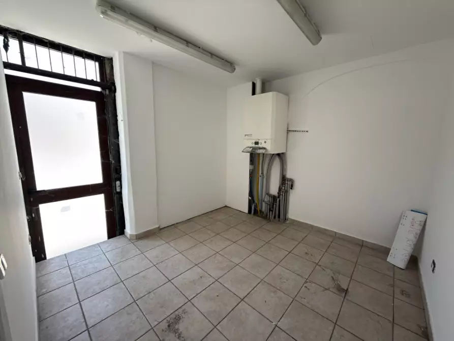 Immagine 1 di Negozio in affitto  in Via Bravi a Padova