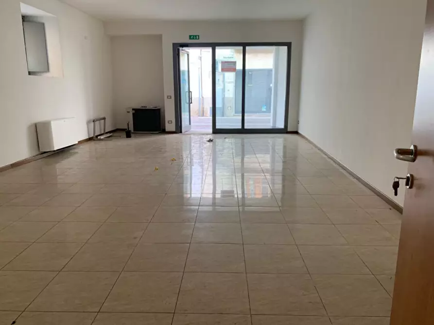 Immagine 14 di Negozio in vendita  in Via Magenta a Verdello