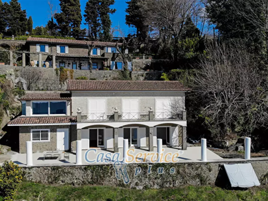 Immagine 1 di Villa in vendita  in Via Spiaggia del Lago a Castel Gandolfo