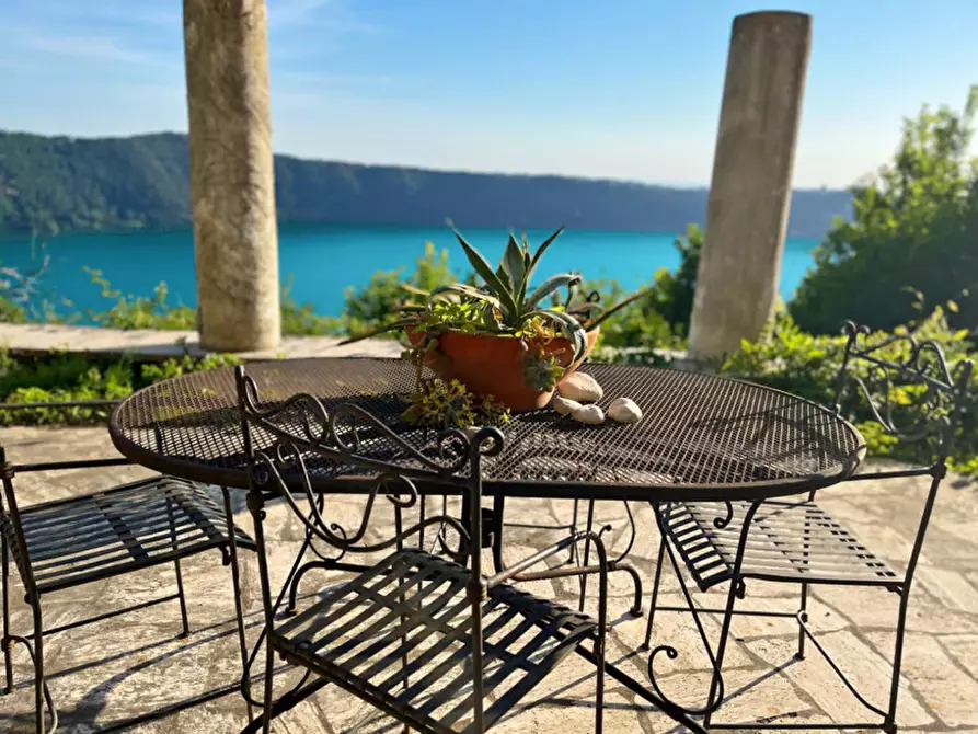 Immagine 2 di Villa in vendita  in Via Spiaggia del Lago a Castel Gandolfo