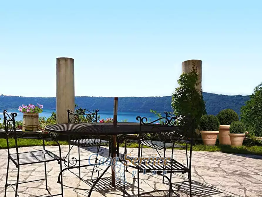 Immagine 3 di Villa in vendita  in Via Spiaggia del Lago a Castel Gandolfo