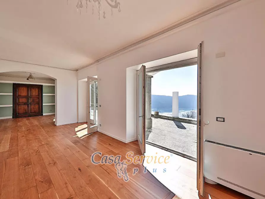 Immagine 5 di Villa in vendita  in Via Spiaggia del Lago a Castel Gandolfo
