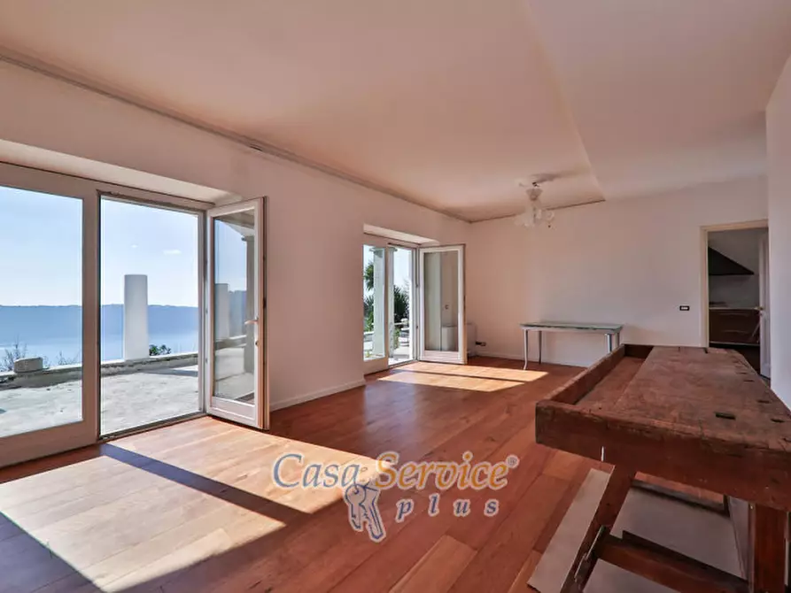 Immagine 8 di Villa in vendita  in Via Spiaggia del Lago a Castel Gandolfo
