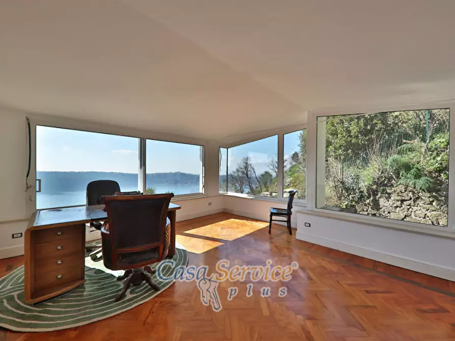 Immagine 13 di Villa in vendita  in Via Spiaggia del Lago a Castel Gandolfo