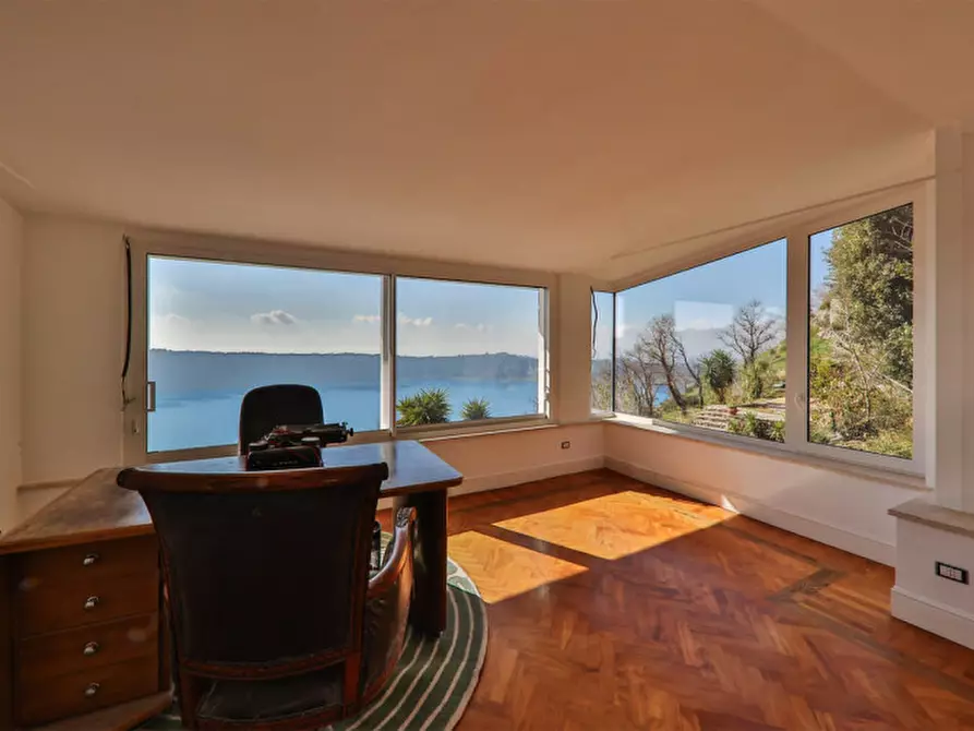 Immagine 14 di Villa in vendita  in Via Spiaggia del Lago a Castel Gandolfo