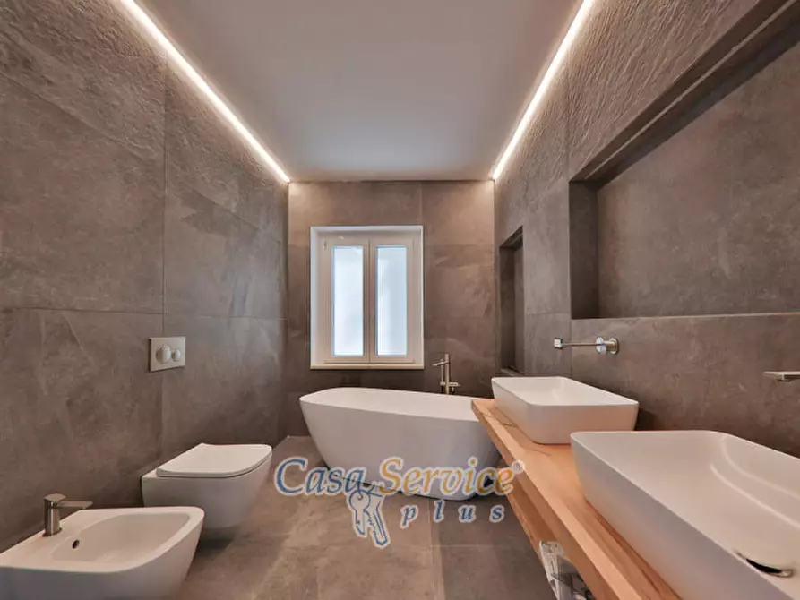 Immagine 15 di Villa in vendita  in Via Spiaggia del Lago a Castel Gandolfo