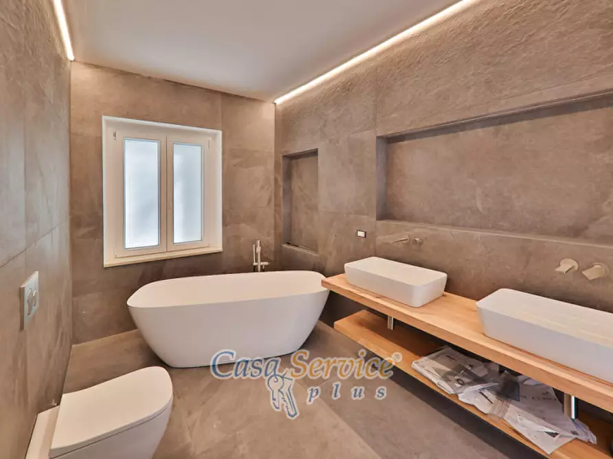 Immagine 16 di Villa in vendita  in Via Spiaggia del Lago a Castel Gandolfo