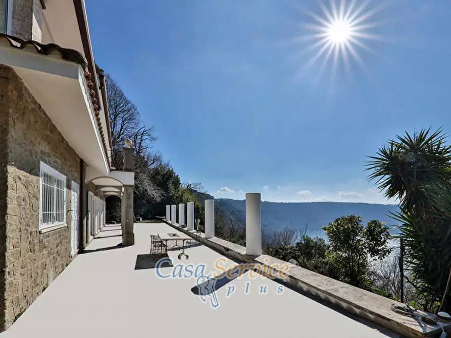 Immagine 17 di Villa in vendita  in Via Spiaggia del Lago a Castel Gandolfo