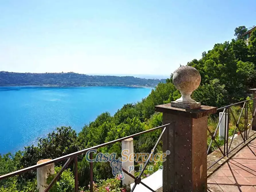 Immagine 21 di Villa in vendita  in Via Spiaggia del Lago a Castel Gandolfo