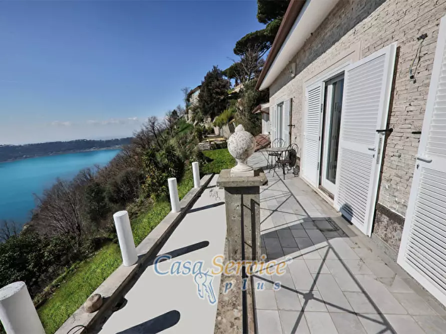Immagine 22 di Villa in vendita  in Via Spiaggia del Lago a Castel Gandolfo