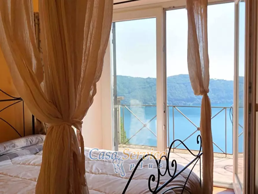 Immagine 28 di Villa in vendita  in Via Spiaggia del Lago a Castel Gandolfo