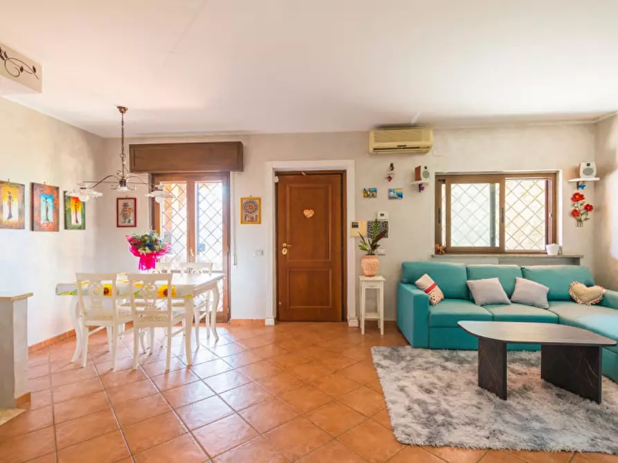 Immagine 1 di Casa quadrifamiliare in vendita  in Via Lavarone 77 a Roma