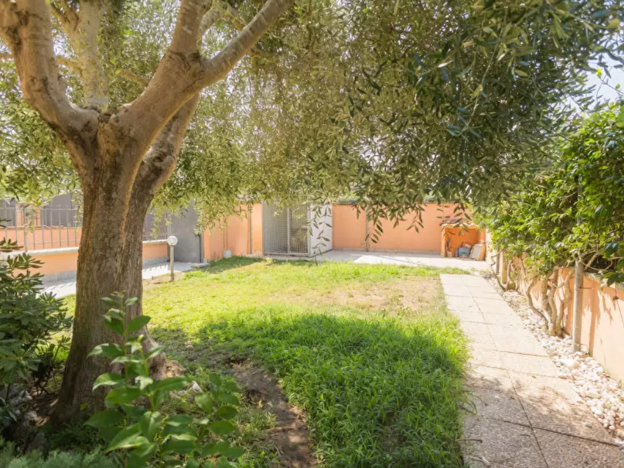 Immagine 14 di Casa quadrifamiliare in vendita  in Via Lavarone 77 a Roma