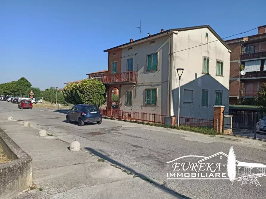 Immagine 2 di Casa indipendente in vendita  a Castiglione Del Lago