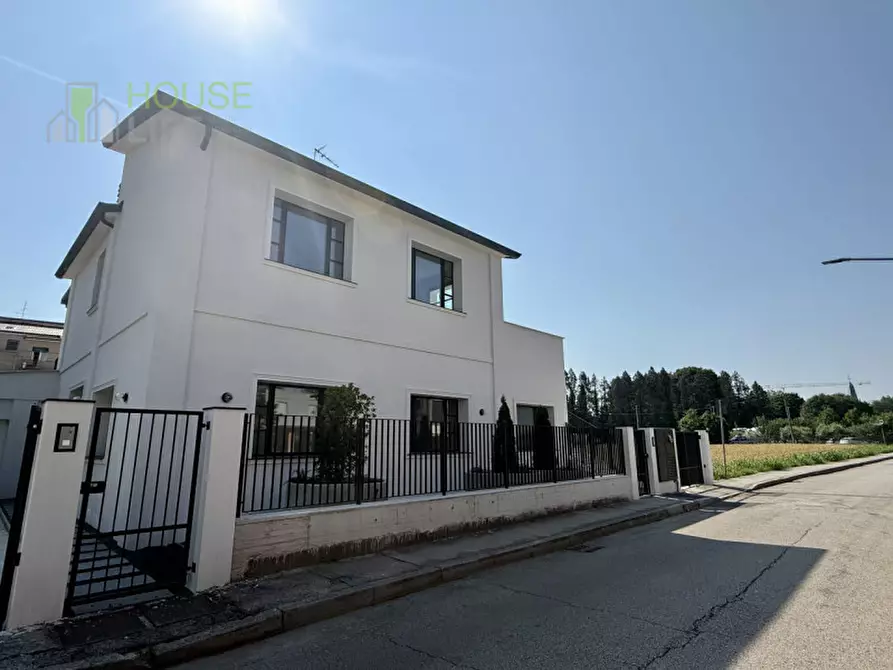Immagine 1 di Casa bifamiliare in vendita  in Viale Fratelli Bandiera a Vicenza