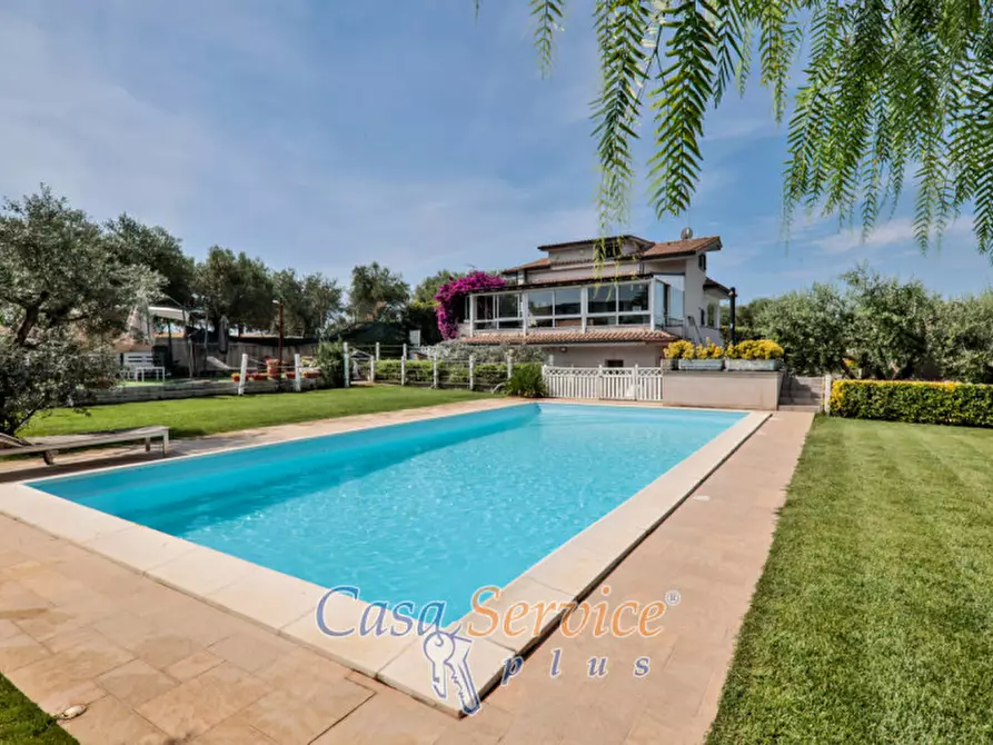 Immagine 1 di Villa in vendita  in Viale Primo Maggio a Marino