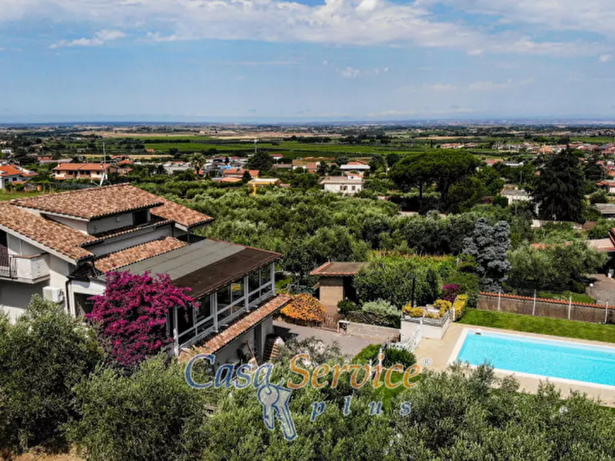 Immagine 3 di Villa in vendita  in Viale Primo Maggio a Marino