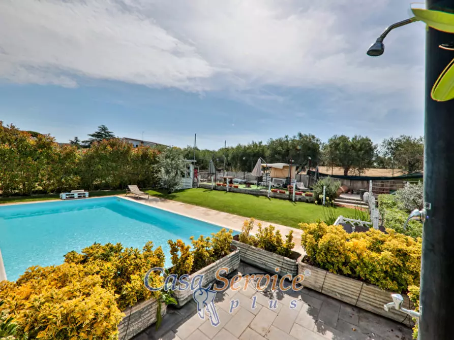 Immagine 17 di Villa in vendita  in Viale Primo Maggio a Marino