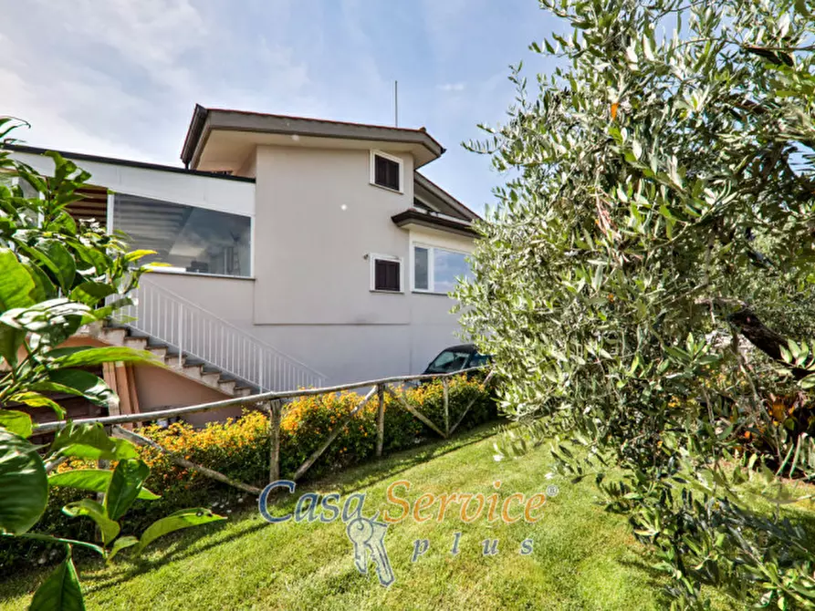 Immagine 21 di Villa in vendita  in Viale Primo Maggio a Marino