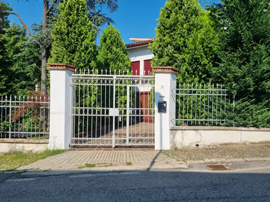 Immagine 1 di Casa bifamiliare in vendita  in Via L. Ariosto a Este