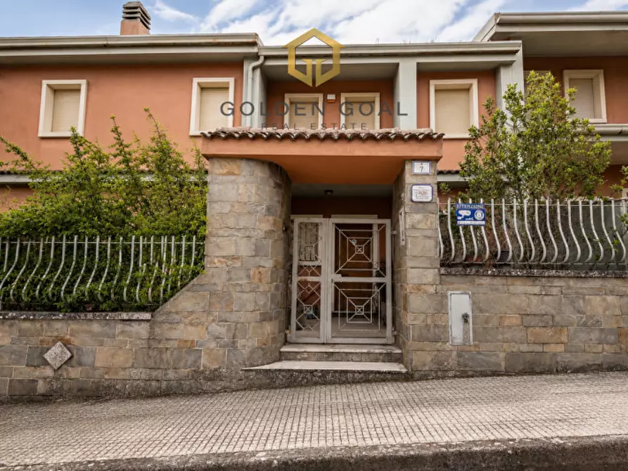 Immagine 1 di Casa bifamiliare in vendita  in Via Franco Straullu a Nuoro