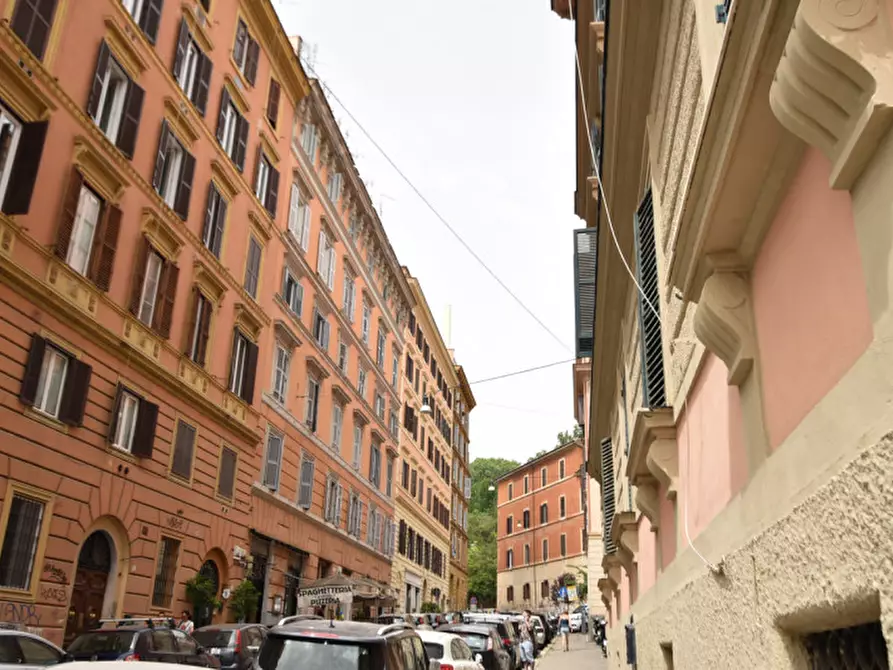 Immagine 4 di Appartamento in vendita  in VIA BERTANI a Roma