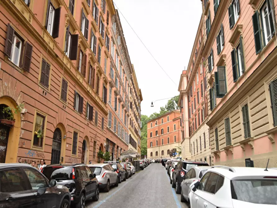 Immagine 6 di Appartamento in vendita  in VIA BERTANI a Roma