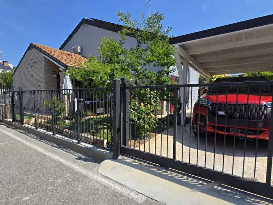 Immagine 1 di Casa indipendente in vendita  in via g. rossini, n 33 a Rovigo