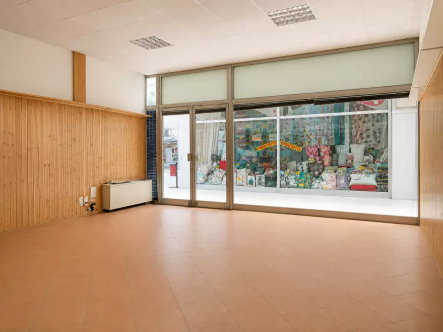 Immagine 3 di Negozio in vendita  in Via Luigi Pirandello a Bologna