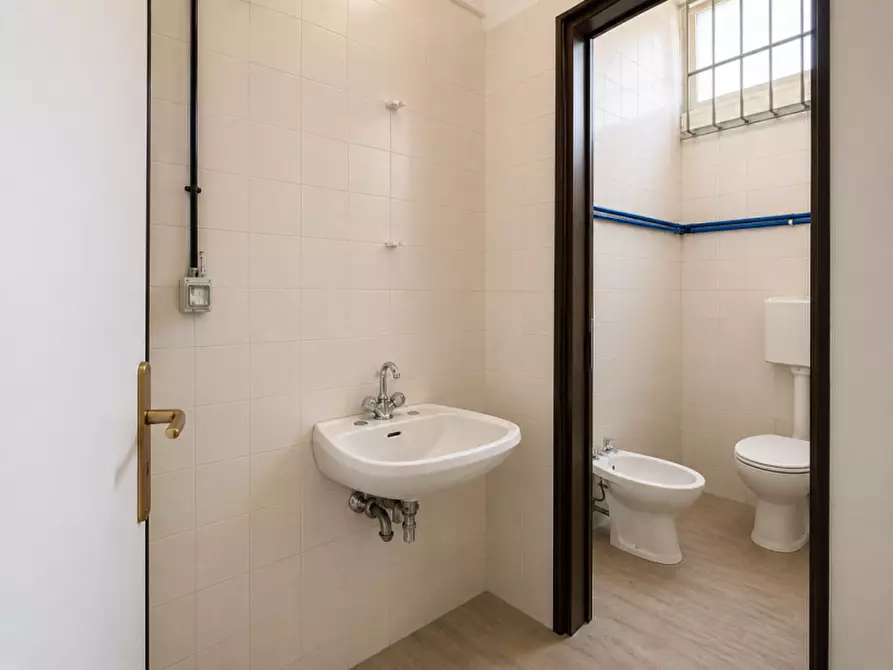 Immagine 5 di Negozio in vendita  in Via Luigi Pirandello a Bologna
