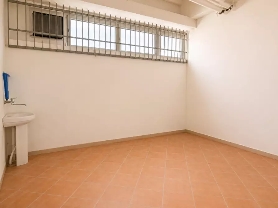 Immagine 8 di Negozio in vendita  in Via Luigi Pirandello a Bologna
