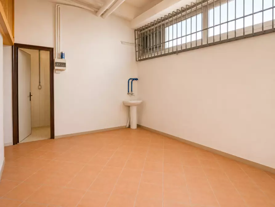 Immagine 10 di Negozio in vendita  in Via Luigi Pirandello a Bologna