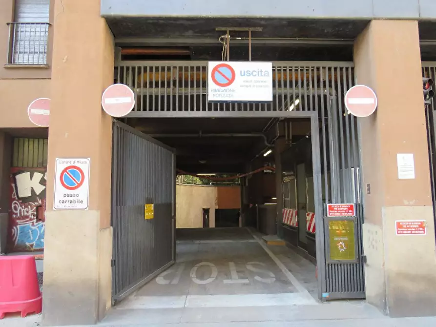 Immagine 6 di Posto auto in vendita  in Via Pantano a Milano