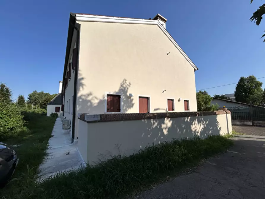 Immagine 3 di Appartamento in vendita  in Via Pionara a Venezia
