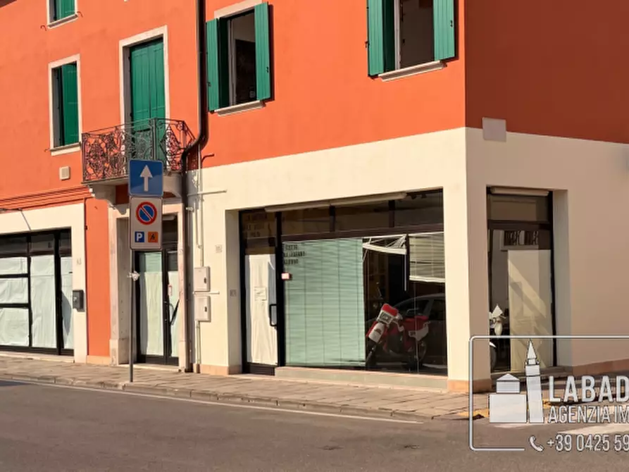 Immagine 1 di Negozio in vendita  in Via Degli Estensi 27 - 33 a Badia Polesine