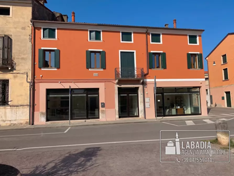 Immagine 2 di Negozio in vendita  in Via Degli Estensi 27 - 33 a Badia Polesine